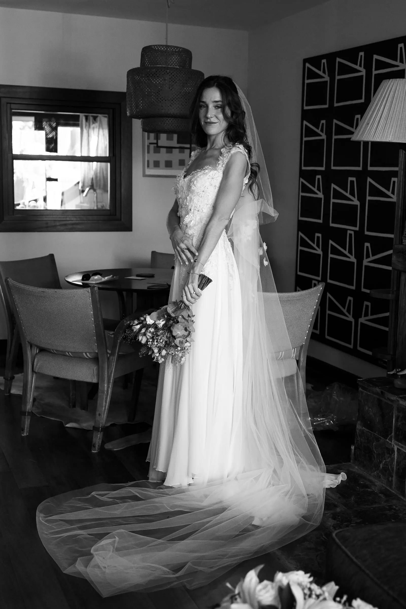 Black and white full-length portrait of the bride with veil and bouquet, Barbillón, Marbella
