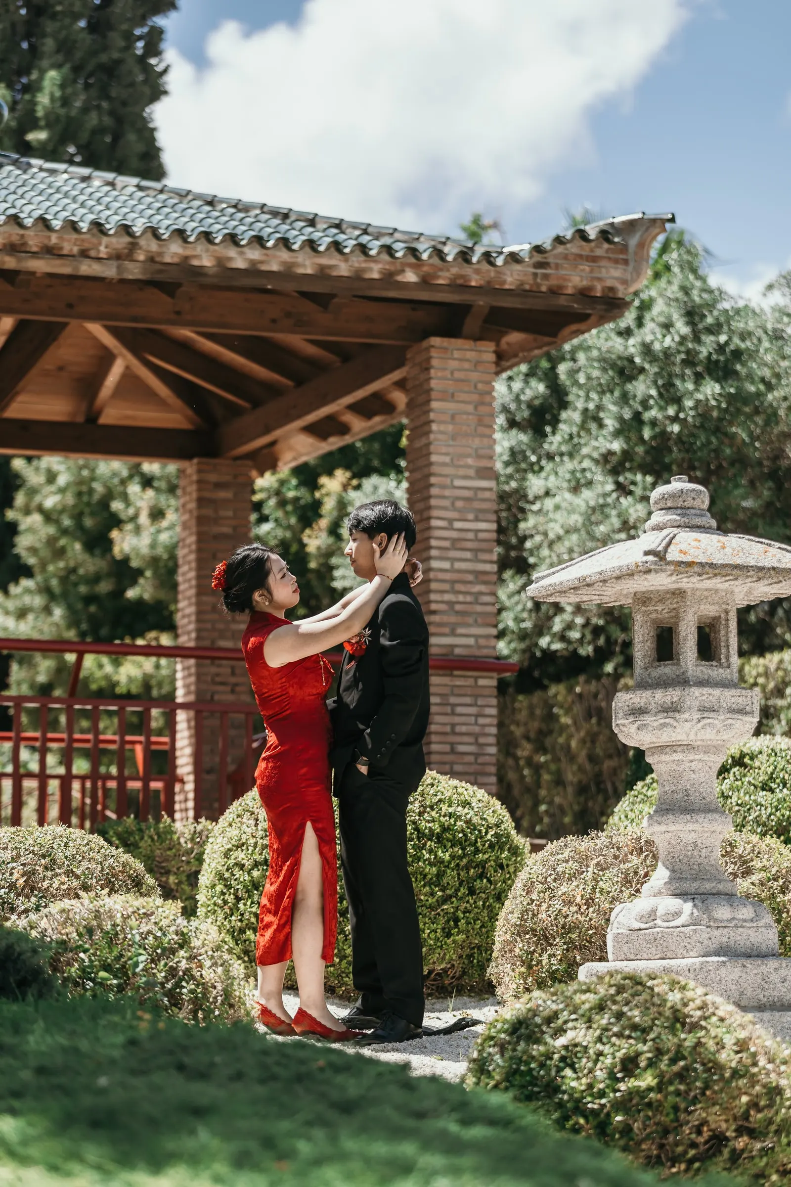 Couple embracing between a pagoda and a stone lantern, Jardín Oriental Bienquerido, Alhaurín de la Torre