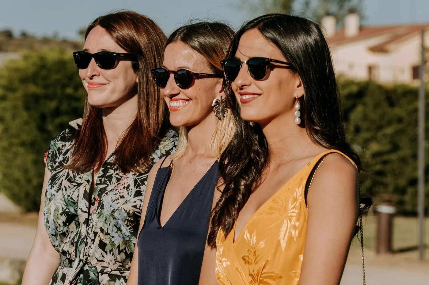 Three friends in sunglasses smiling in the sun, wedding in Salamanca