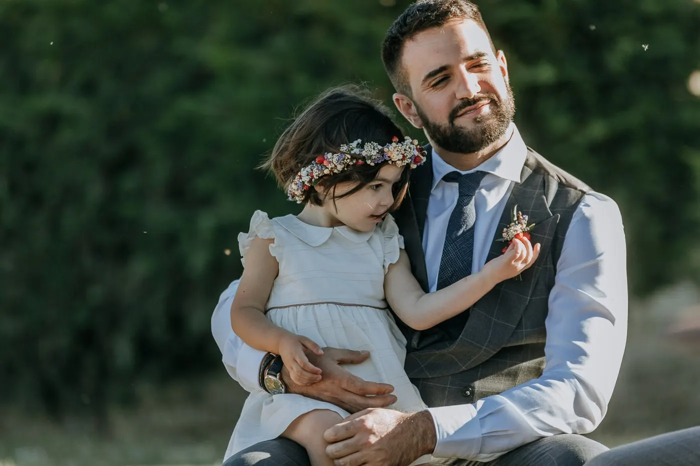 Groom holding the little girl with the flower crown in the evening sun, Salamanca