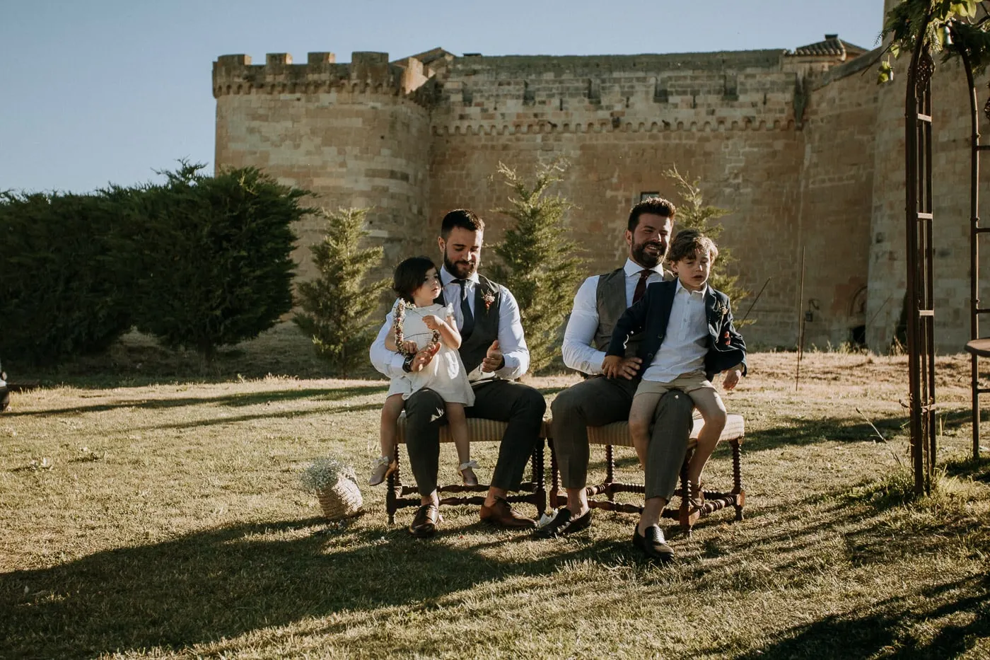 The grooms with the two children on their benches before the castle walls, Castillo del Buen Amor