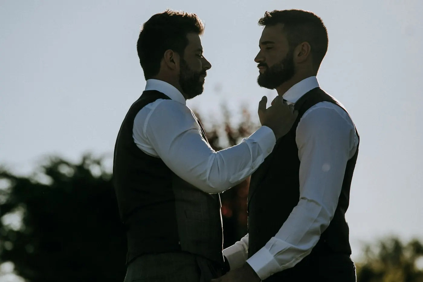 Backlit portrait of the two grooms face to face, Salamanca