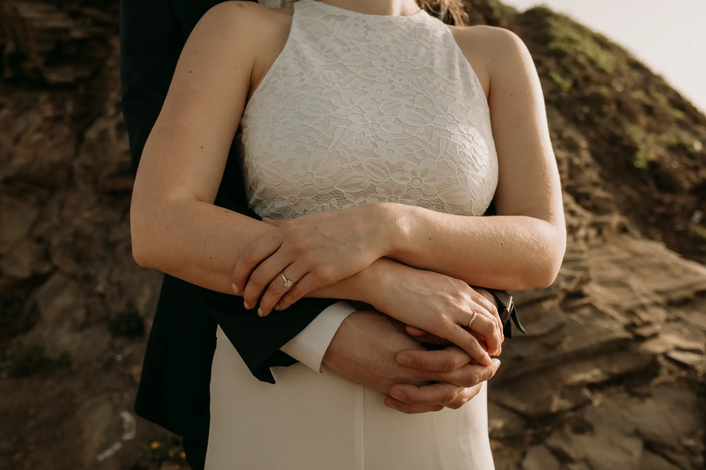 Detalle de las manos del novio rodeando la cintura de la novia