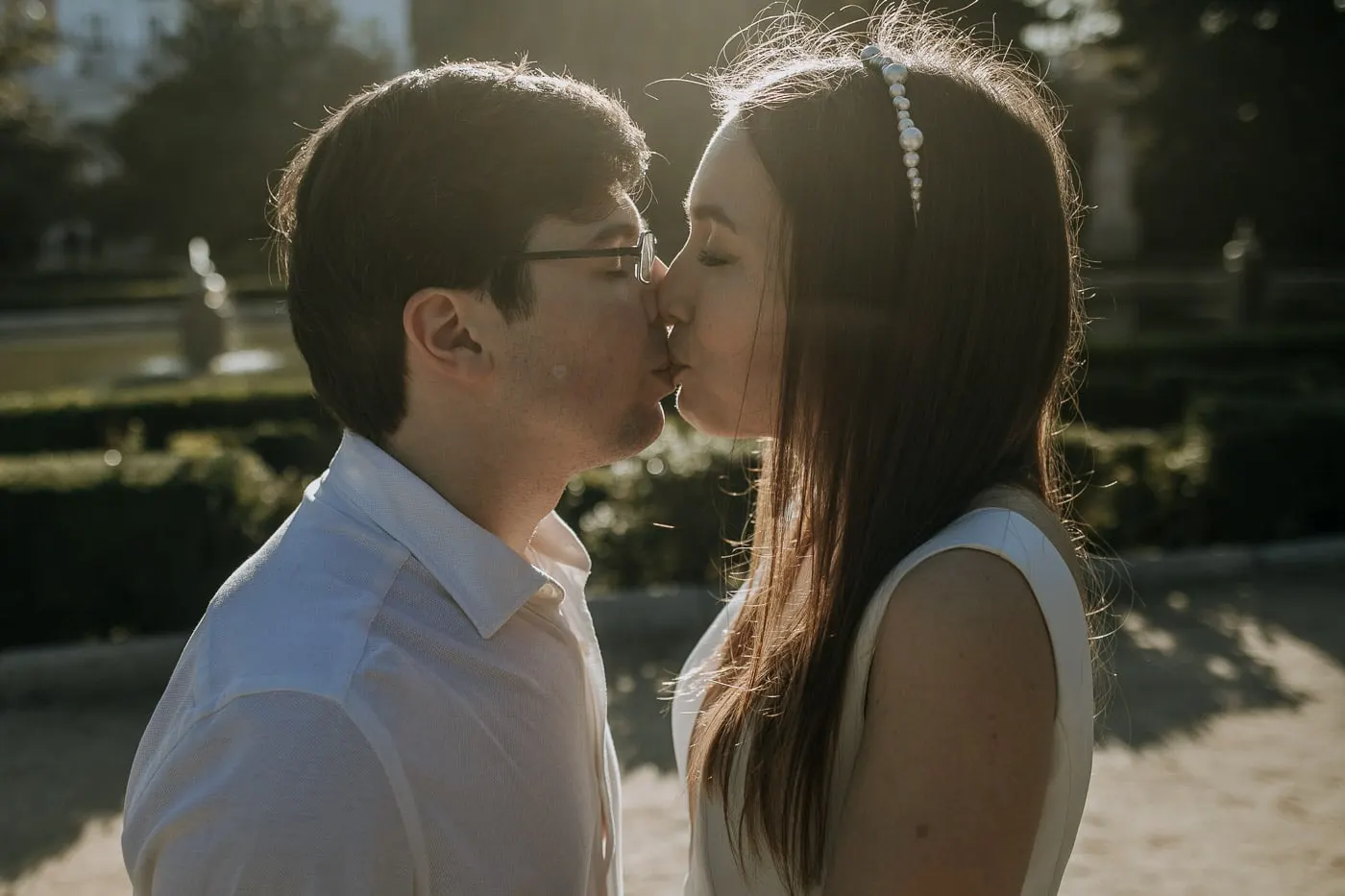 Close-up of the couple kissing in the palace gardens