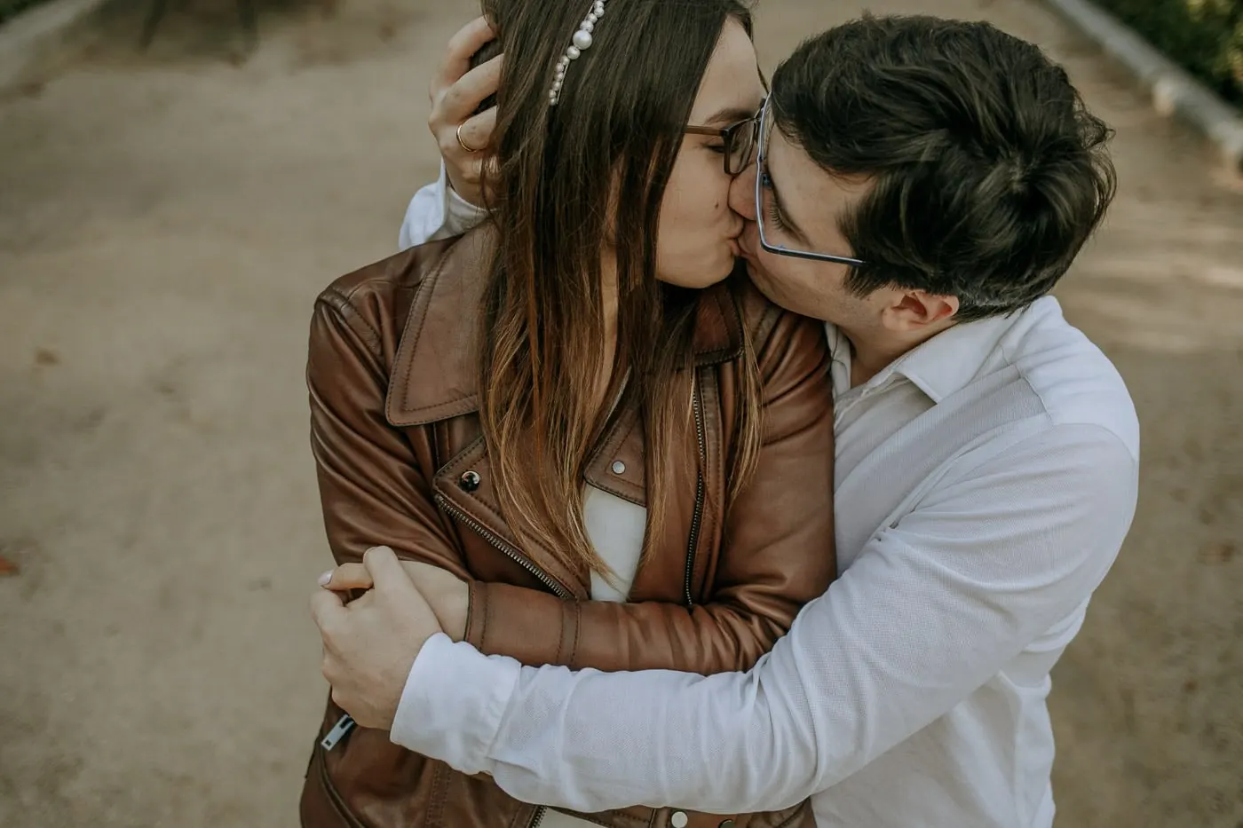 Couple kissing, her hand on the back of his head