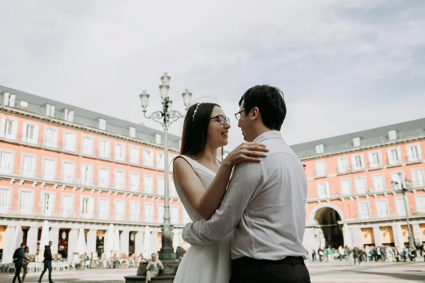 Bride and groom embracing in the middle of Plaza Mayor