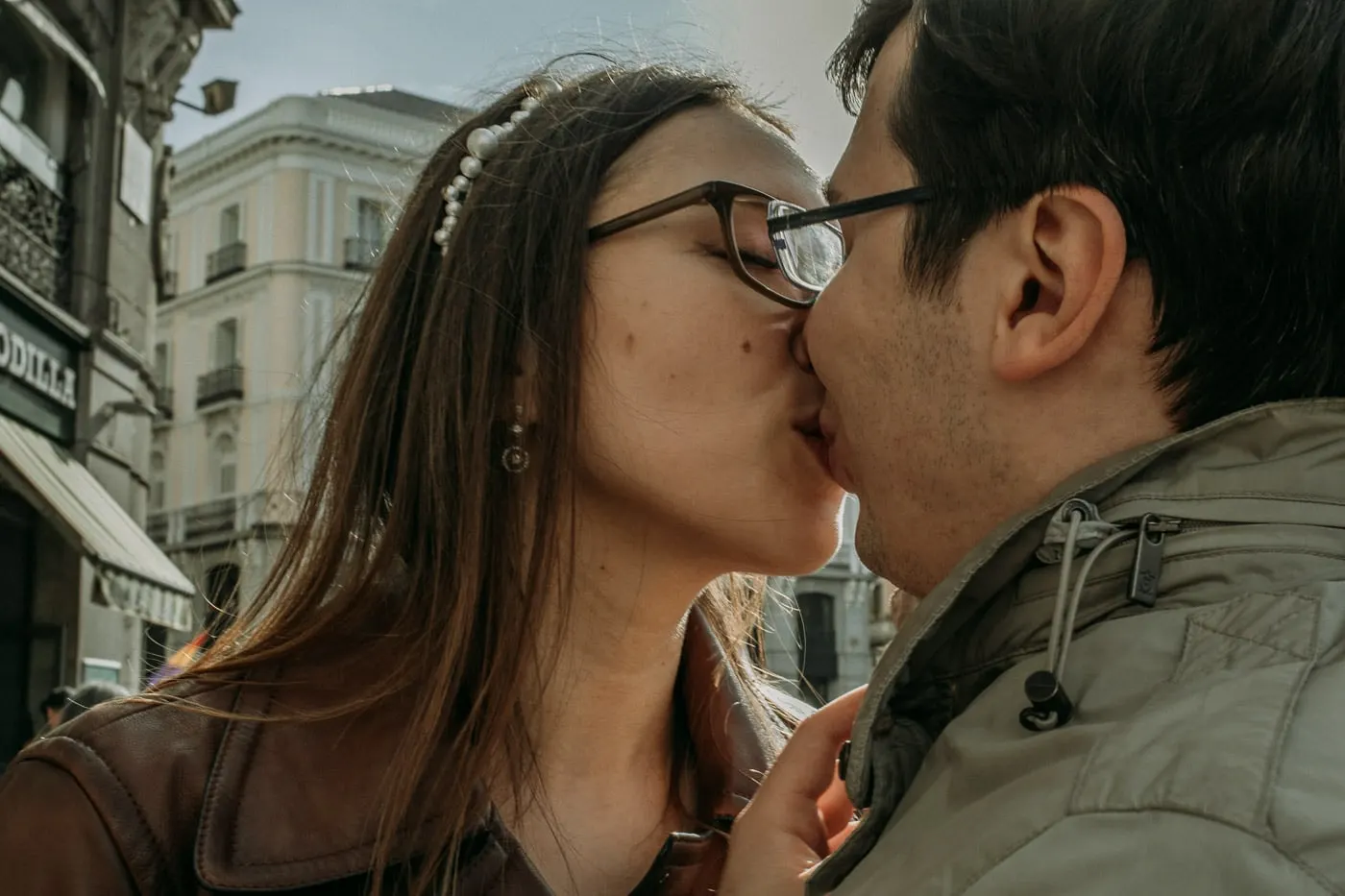 Close-up of the bride and groom kissing in a Madrid street