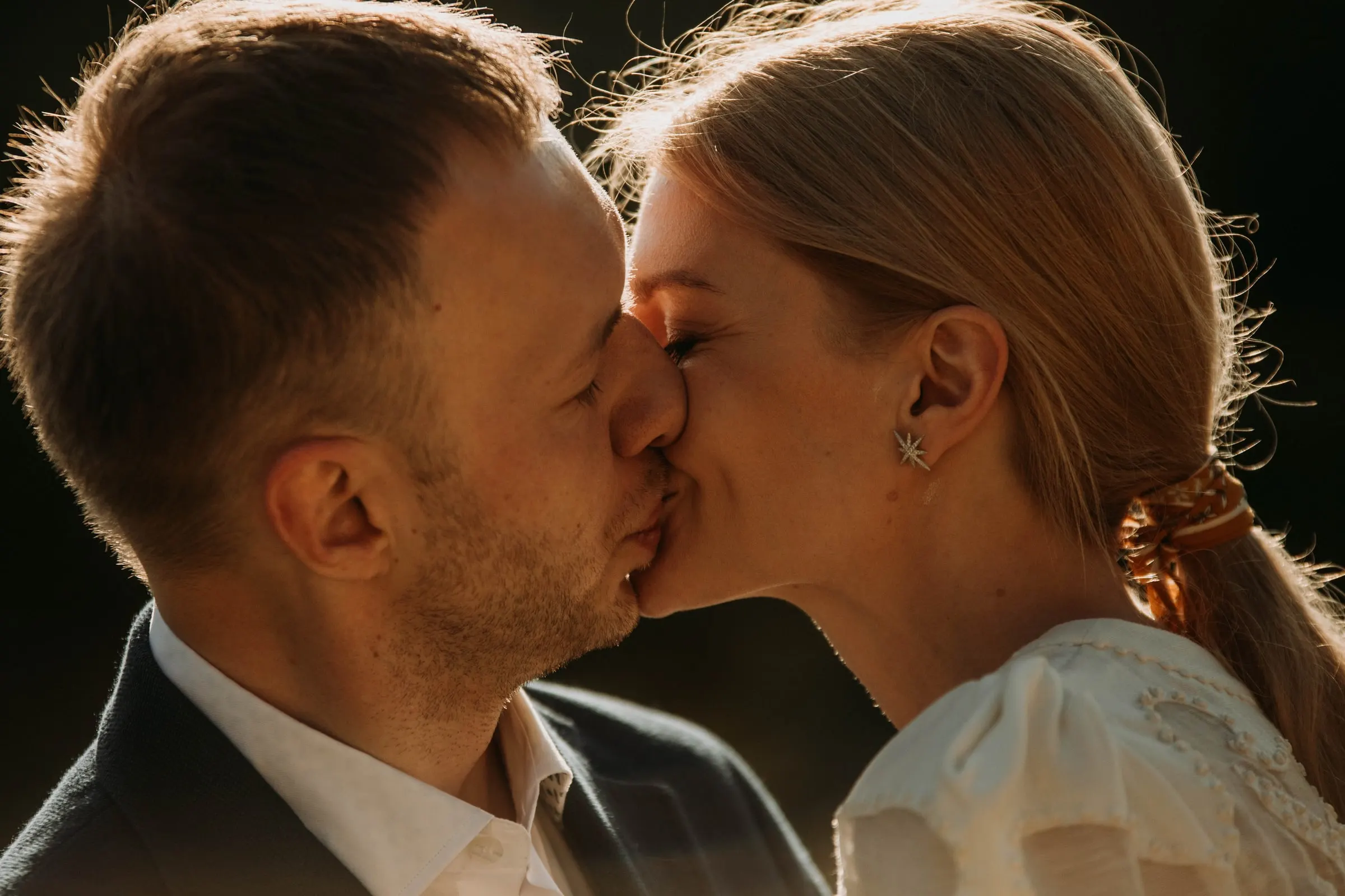 Close-up of the bride and groom kissing in warm evening light at a masia in Girona