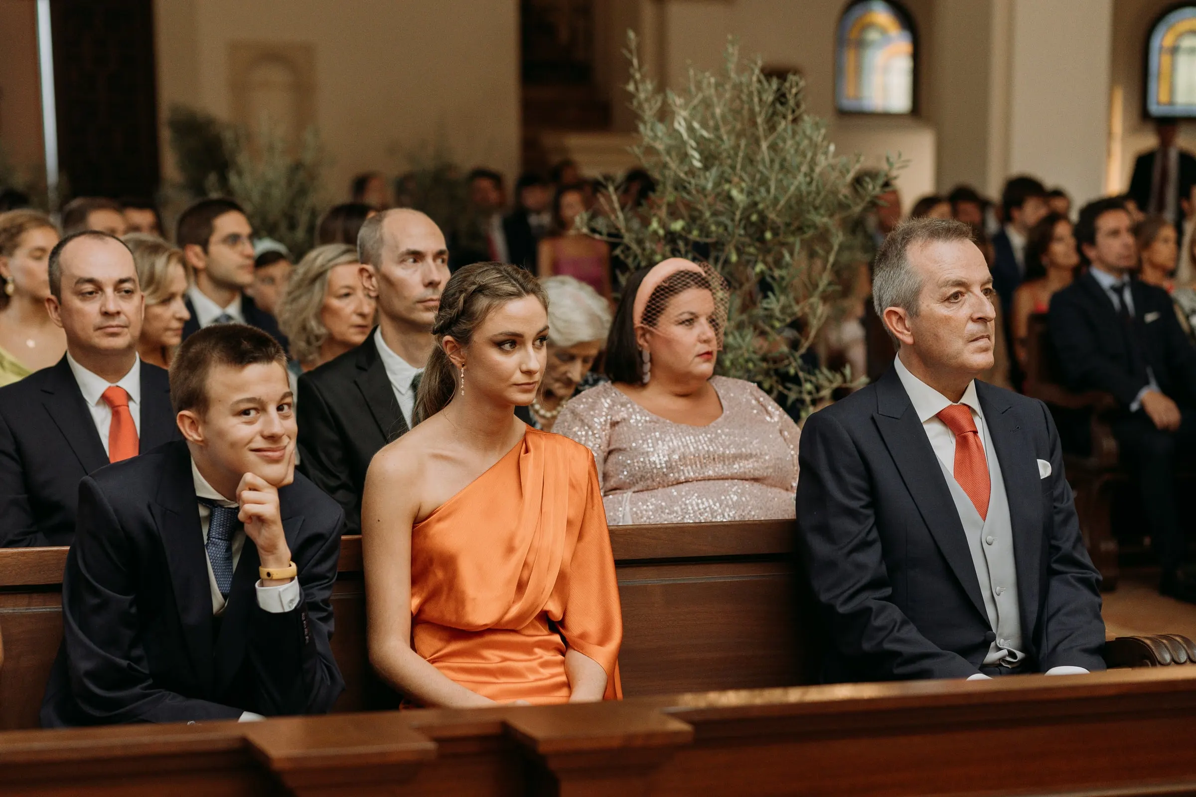 Guests listening in the pews of the church in Sotogrande