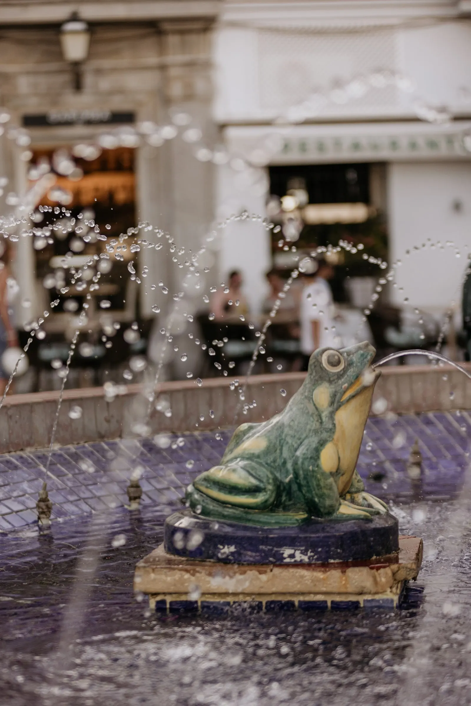 Rana de cerámica echando agua en la fuente de azulejos de la Plaza de España de Vejer de la Frontera