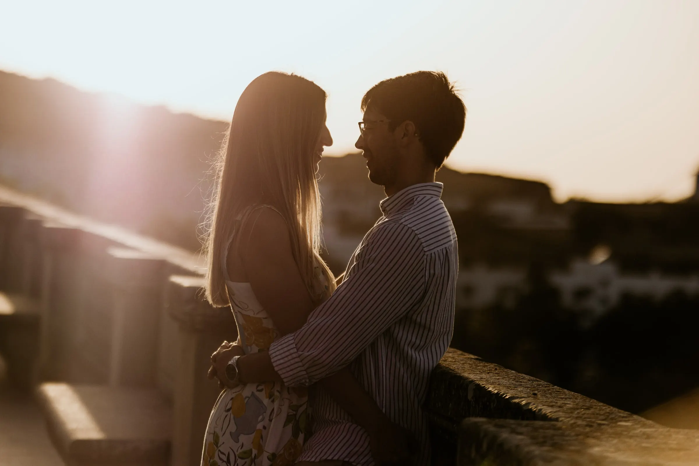 La pareja abrazada a contraluz en la hora dorada en el mirador de Vejer