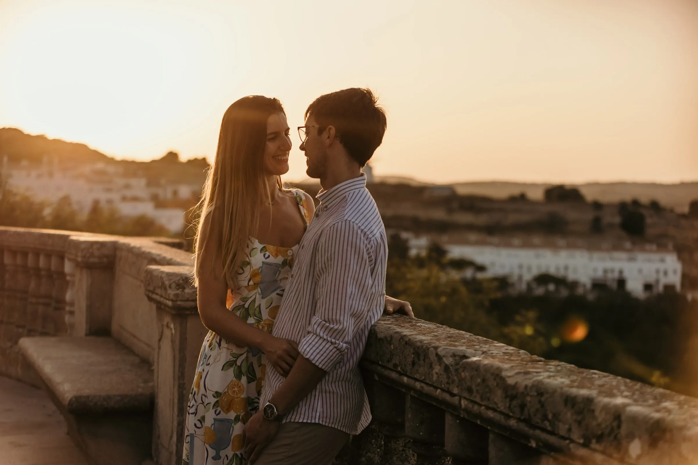 La pareja en la terraza del mirador al atardecer con la campiña gaditana al fondo